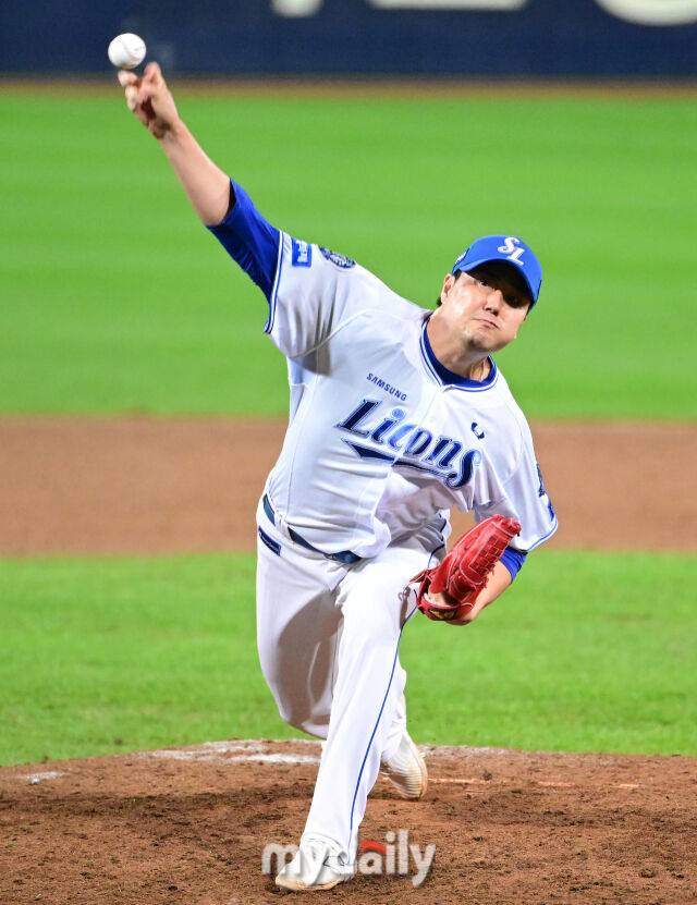 2025년 10월 14일 오후 대구 삼성라이온즈파크에서 열린 '2025 신한 SOL Bank KBO 포스트시즌' SSG 랜더스와 삼성 라이온즈의 준플레이오프 4차전 경기. 삼성 김태훈이 8회초 구원등판해 역투하고 있다./마이데일리