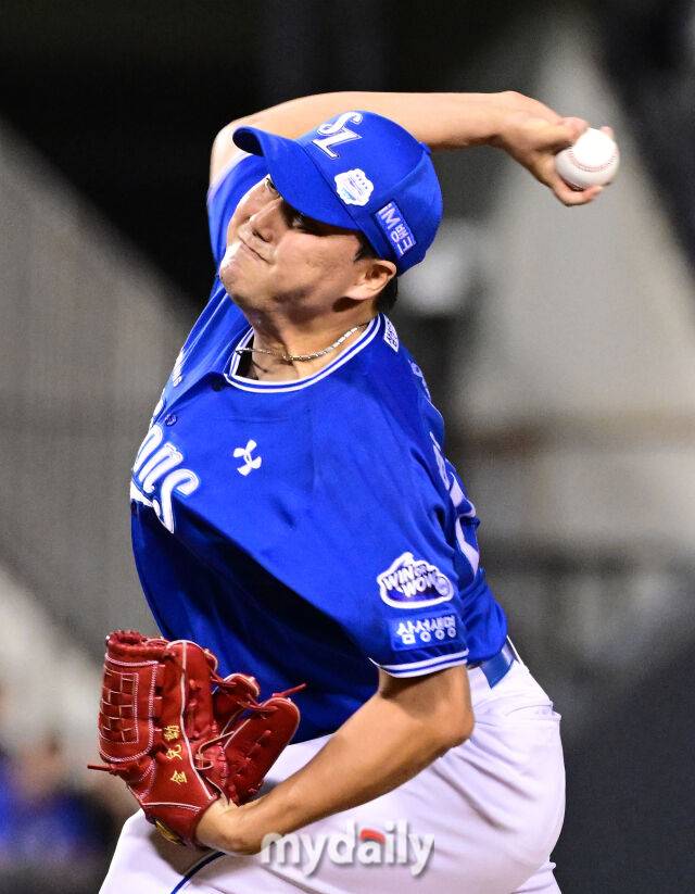 2025년 8월 28일 오후 서울 잠실구장에서 열린 '2025 신한 SOL뱅크 KBO 리그' 삼성 라이온즈와 두산 베어스의 경기. 삼성 김태훈이 8회말 구원등판해 역투하고 있다./마이데일리