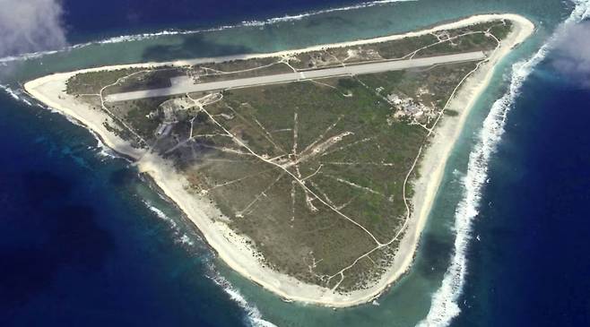 오가사와라 제도의 미나미토리시마 섬. 일본 도쿄에서 동남쪽으로 약 1900㎞ 떨어진 이 섬 인근 해저에는 희토류가 고농도로 포함된 진흙이 묻혀있는 것으로 나타났다.