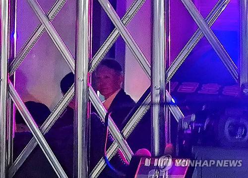 군사법원 증인 출석하는 윤석열 (서울=연합뉴스) 김철선 기자 = 윤석열 전 대통령이 18일 서울 용산구 중앙지역군사법원에서 열린 여인형 전 방첩사령관의 내란 중요임무 종사 혐의 재판에 증인으로 출석하고 있다. 2025.12.18 kcs@yna.co.kr