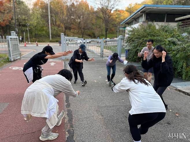 11월16일 ‘다시 뛰는 여성정치’ 러닝 크루 멤버들이 서울 상암동 월드컵경기장에 모여서 달리기 전스트레칭을 하고 있다. ⓒ시사IN 김다은