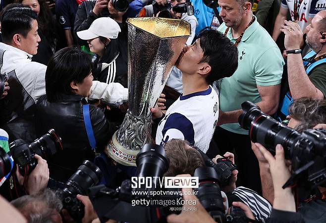 ▲ 손흥민과 토트넘 모두 기다리던 시간이었다. 손흥민은 경기 전 팬들 앞에 나서 "저 잊지 않으셨죠? 정말 환상적인 10년이었다. 여러분을 절대 잊지 않겠다. 언젠가 LA에서도 꼭 만나자. 사랑한다. COME ON YOU SPURS!"라며 찐한 애정을 표했다.