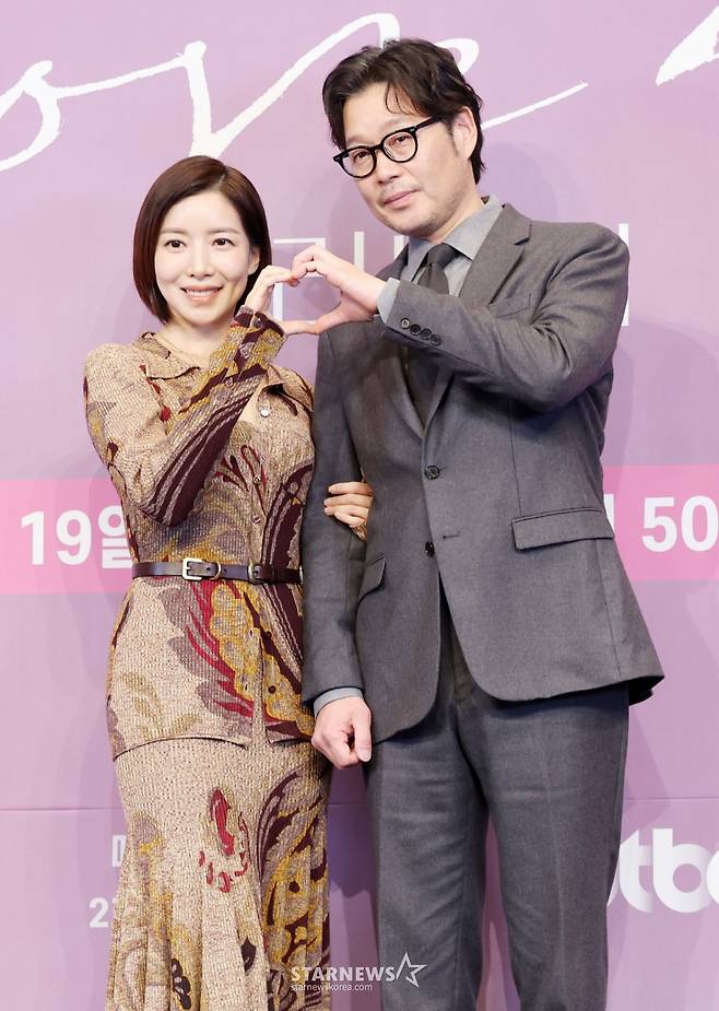 배우 윤세아, 유재명이 18일 서울 구로구 더링크서울 트리뷰트포트폴리오 호텔에서 열린 JTBC 새 금요시리즈 '러브 미' 제작발표회에 참석해 포즈를 취하고 있다. /2025.12.18 /사진=김휘선 hwijpg@