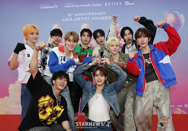 그룹 싸이커스가 6일 가오슝 내셔널 스타디움에서 진행된 스타뉴스 주최 '10주년 아시아 아티스트 어워즈 2025(10th Anniversary Asia Artist Awards 2025, '10주년 AAA 2025')에서 포텐셜 상을 수상한 뒤 포즈를 취하고 있다. /사진=이동훈 photoguy@