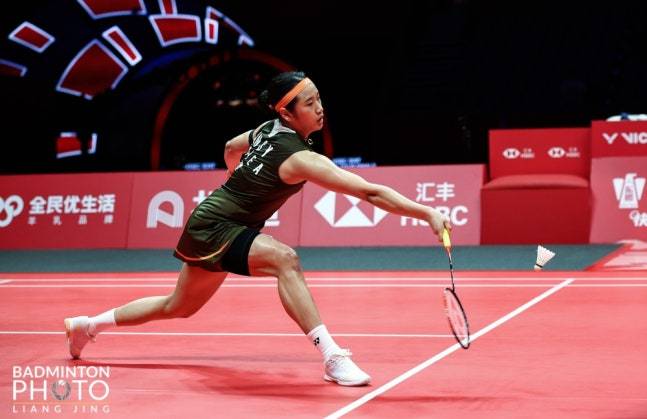 배드민턴사 최초로 11관왕에 도전하는 세계랭킹 1위 '셔틀콕 여제' 안세영이(삼성생명)이 세계 최고의 선수들이 모인 대회에서 압도적인 퍼포먼스로 상대를 꺾고 4강에 안착했다. 안세영은 18일 중국 항저우의 올림픽 스포츠 센터에서 열린 미야자키 도모카(일본)와의 여자 단식 A조 2차전에서 33분 만에 상대를 제압하고 2연승을 달리며 조기 4강행을 확정지었다. 대한배드민턴협회