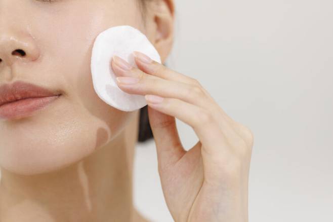 피부가 지성이라면 부분적으로 닦아내면 좋다. 사진=클립아트코리아