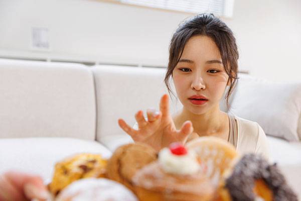 과도한 설탕 섭취는 건강에 좋지 않다고 알려져 있지만, 잠에서 깬 직후 강하게 단맛이 당기는 것은 단순한 입맛 문제만은 아닐 수 있다./사진=클립아트코리아