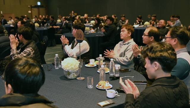 ▲ 17일 정선 하이원 그랜드 컨벤션홀에서 열린 2025 국제폐광지역 경제포럼 행사장에서 태백, 영월, 정선지역 시민과 공무원들이 찾아 열띤 토론을 지켜보며 박수를 치고 있다. 서영 기자