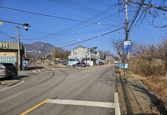 김포시가 개설하기로 한 시도 22호선 출발점. 오른쪽 직선 방향이 시도 22호선으로 확포장해야 할 도로다. ㈜문수산명다원 제공