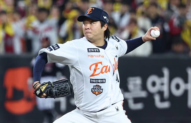 한화 이글스 김범수의 자유계약선수 계약이 장기전에 접어들 것으로 예상된다. 사진은 한화에서 활약한 김범수. /사진=뉴스1