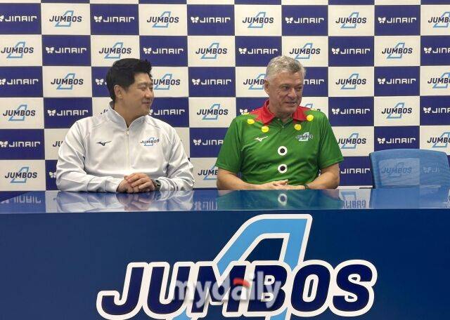 사전 인터뷰 중인 헤난 달 조토 감독./인천=김희수 기자