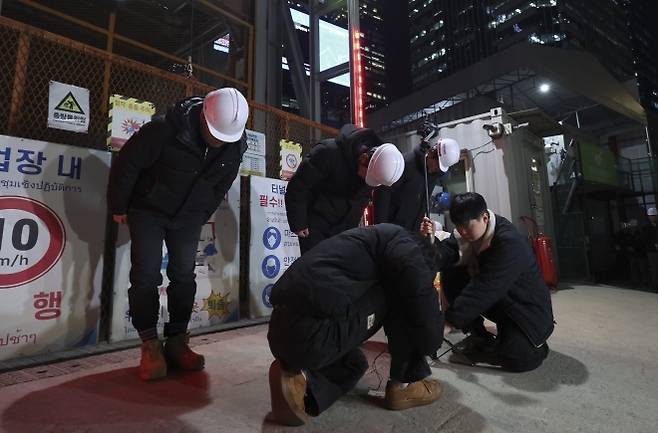 송치영(왼쪽 두 번째) 포스코이앤씨 사장이 18일 서울 여의도역 인근 신안산선 공사 사고 현장에서 사과문을 발표한 뒤 고개를 숙이고 있는 모습. 뉴시스