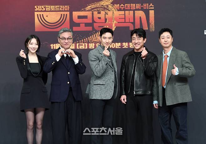 18일 서울 양천구 SBS사옥에서 진행된 SBS 금토드라마 ‘모범택시3’ 제작발표회에서 주연 배우들이 취재진을 향해 포즈를 취하고 있다. 왼쪽부터 표예진, 김의성, 이제훈, 장혁진, 배유람. 사진 | 박진업 기자 upandup@sportsseoul.com