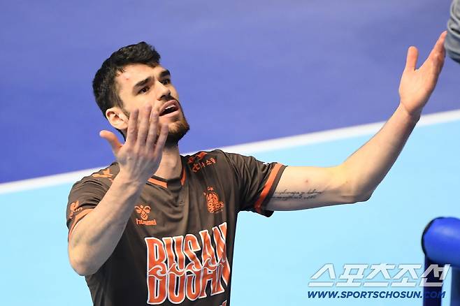 21일 인천 계양체육관에서 열린 V리그 대한항공-OK저축은행전. OK저축은행 디미트로프가 심판 판정에 아쉬워하고 있다. 인천=정재근 기자 cjg@sportschosun.com/2025.11.21/