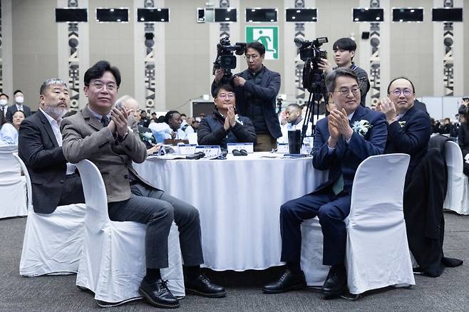 지난 16일 오전 경기도 고양시 킨텍스에서 열린 2025 국제노동페스타에서 김영훈 고용노동부 장관(앞줄 왼쪽)과 김동연 경기도지사(앞줄 오른쪽) 등 참석 내빈들이 박수치고 있다. 연합뉴스