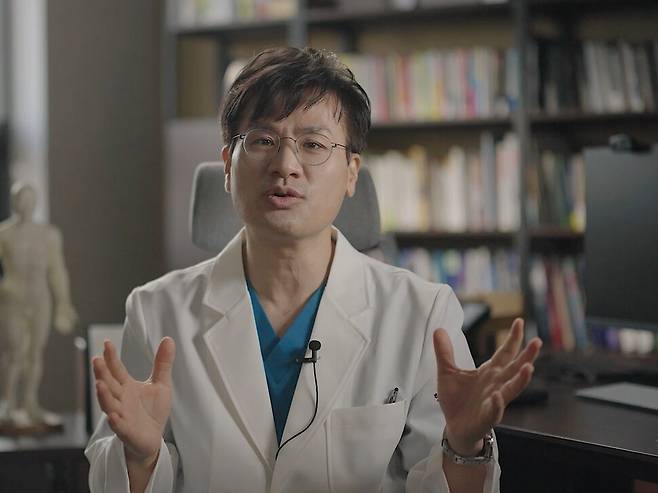 행복한H병원 김정훈 원장은 의대생 시절 꿈꿨던, 환자가 병원 문을 나설 때 더 행복해지는 병원을 만들기 위해 노력하고 있다.