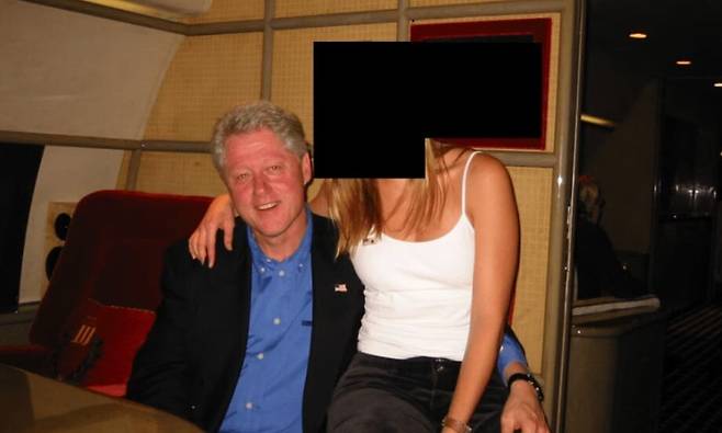 법무부가 19일 공개한 엡스틴 파일 자료 중에 있는 빌 클린턴 전 대통령이 성명불상의 여인과 앉아있는 사진.