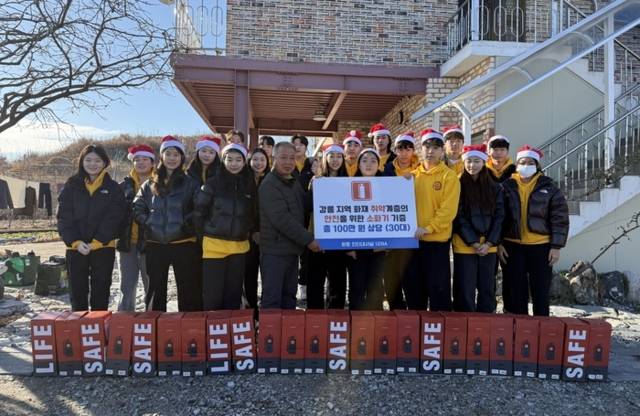 ▲ 화랑 인터내셔널 세나(SENA) 챕터 소속 학생들이 19일 강릉시 저동등길 일원 마을을 찾아 봉사활동을 펼쳤다.화랑 인터내셔널 세나 제공