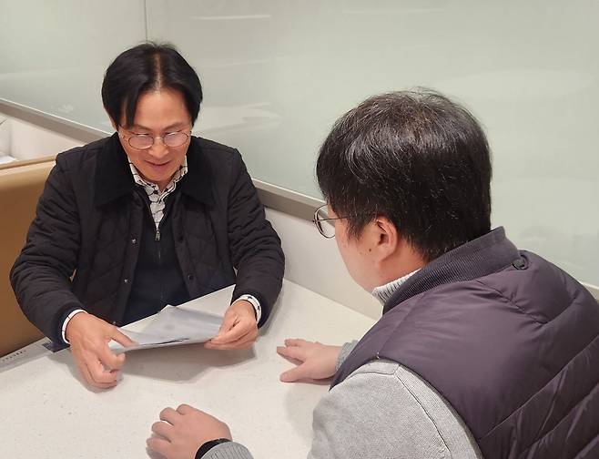 최 이사와 고객 강모(41)씨가 미팅을 하고 있는 모습. 백재연 기자