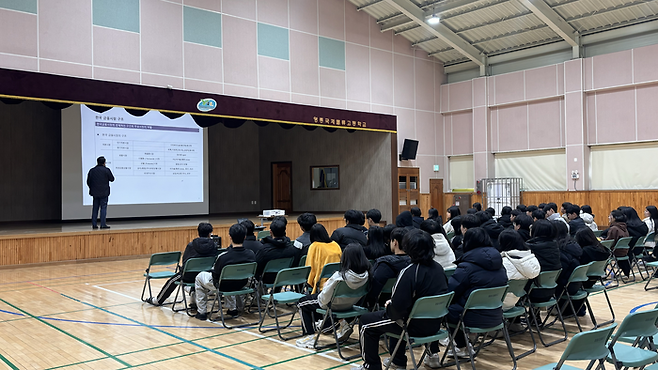 지난 15일 오후 영종국제물류고 강당에서 열린 청소년 경제교육 특강에서 강태우 에프아이씨솔루션 대표가 강의하고 있다. 김서현 인턴기자.