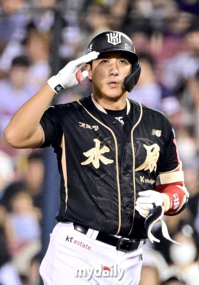 2025년 9월 11일 오후 서울 잠실구장에서 열린 '2025 신한 SOL뱅크 KBO 리그' KT 위즈와 LG 트윈스의 경기. KT 황재균이 7회초 무사 1.3루서 1타점 적시타를 친 뒤 기뻐하고 있다.//마이데일리