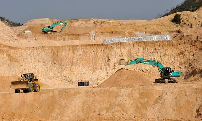 중국 장시성 간현의 한 희토류 광산의 채굴 현장.