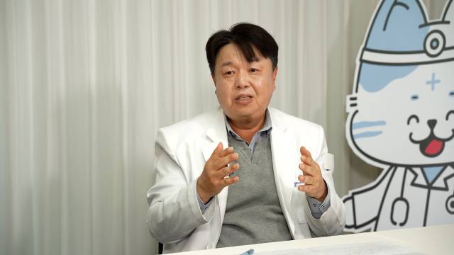 류마티스관절염 명의 원광대병원 관절류마티스내과 이명수 교수는 서울경제TV '지금, 명의'에 출연해 "류마티스관절염은 다양한 약제가 나와 있어 통증을 없애고 병 진행 막는 '관해'를 목표로 치료한다"며 "병의 경중, 내과질환 여부 등 환자마다 세부 치료 전략을 달리 세워야하므로 류마티스 전문의에게 치료를 받아야 한다"고 말했다.