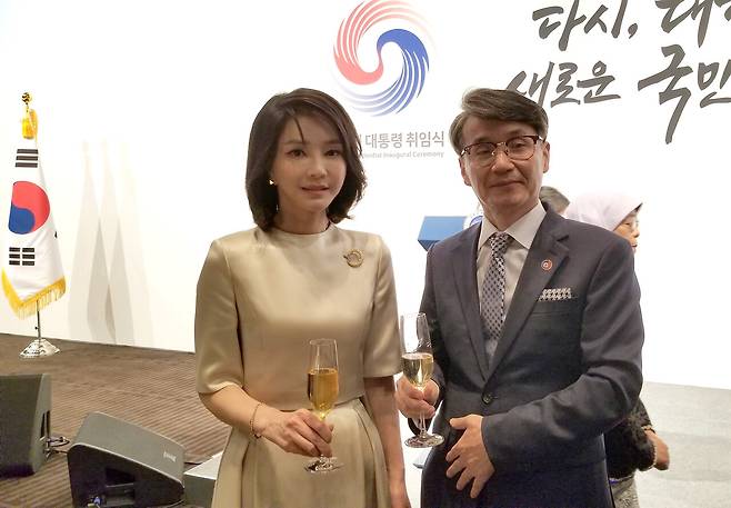 2022년 5월10일 신라호텔에서 열린 윤석열 대통령 취임 국빈 만찬에 참석해 김건희씨(왼쪽)와 사진을 찍은 최재영 목사. ⓒ최재영 목사