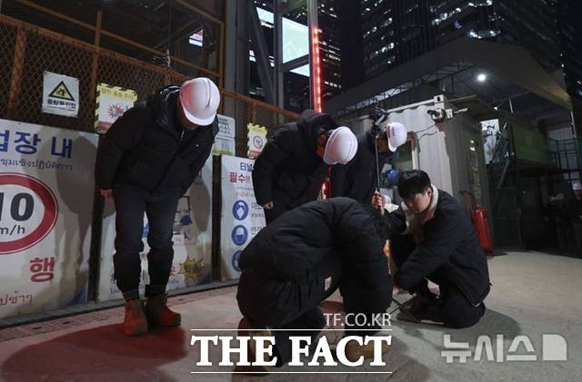 이번 사고는 지난 18일 오후 1시22분께 지상 입구에서부터 150m 떨어진 70m 지하에서 발생했다. 여의도 정거장 건설을 위한 콘크리트 타설 작업 중에 미리 상부에 조립해놓은 길이 18m, 두께 25~29㎜의 철근이 주저앉은 것으로 추정된다. 송치영 포스코이앤씨 사장은 사고 현장을 찾아 "그 어떤 이유로도 변명할 수 없다"며 고개 숙였다. /뉴시스