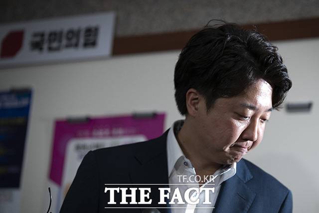 친한계 축출 과정을 두고 '주류와 반대되는 의견'을 수용하지 못하는 당내 분위기가 문제적이라는 지적이 제기된다. 사진은 이준석 국민의힘 대표가 지난 2022년 7일 국회에서 열린 국민의힘 중앙윤리위원회에서 자신과 관련된 '성상납 증거인멸 교사' 의혹과 관련한 소명을 하기 위해 회의실로 향하고 있는 모습. /더팩트DB