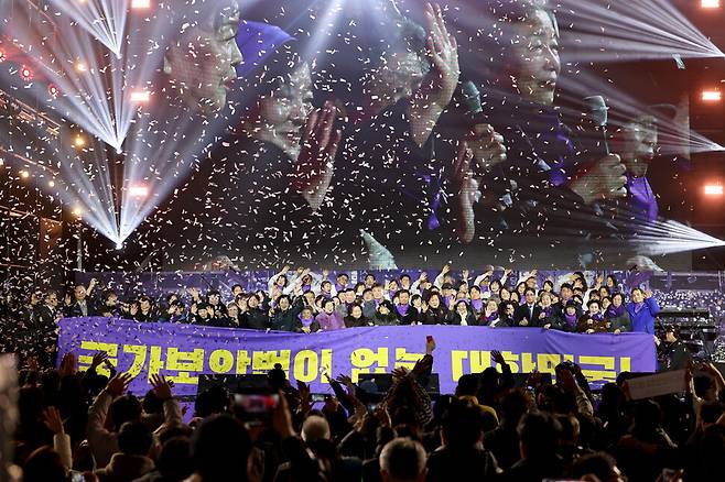 민주화실천가족운동협의회 창립 40주년 특별헌정공연 ‘어머니를 위한 시와 노래의 밤’에서 민가협 어머니와 보랏빛합창단, 참석자들이 마지막 곡 ‘함께 가자 우리 이 길을’을 합창하며 손을 흔들어 인사하고 있다.