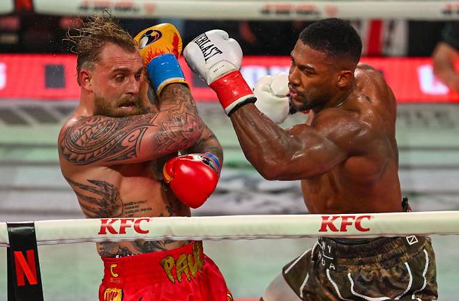 제이크 폴(왼쪽)과 앤서니 조슈아. 사진=AFP 연합뉴스