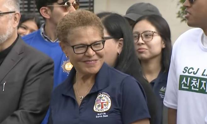 캐런 배스(가운데) 미국 LA 시장이 지난 6월 현지에서 열린 LA시장실 주최의 커뮤니티 행사에 참여한 모습이다. 시장 옆에 있는 청년이 한글로 ‘신천지’ 문구가 적힌 티셔츠를 입고 있다. CBS LA 캡처