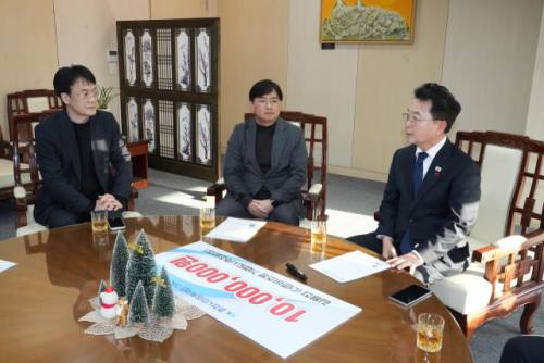 ◇김용찬 더존비즈온 기업도시추진단 대표(사진 가운데)는 지난 19일 춘천시청 접견실에서 육동한 시장을 만나 (재)춘천시민장학재단에 1,000만원을 기탁했다.