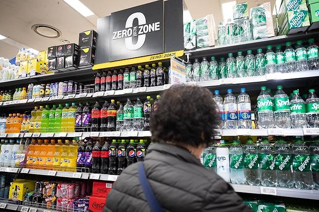 서울시내 한 대형마트에서 한 고객이 제로칼로리 음료를 살펴보고 있다.(사진/뉴스1)