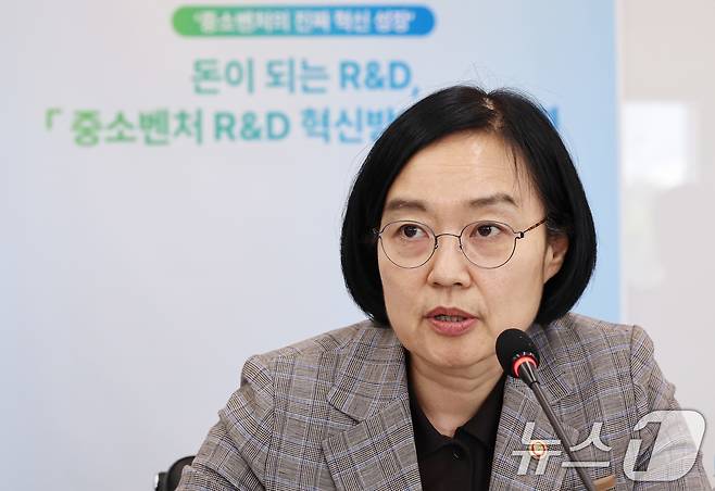 한성숙 중소벤처기업부 장관이 지난 9월 서울 종로구 엔도로보틱스에서 열린 중소벤처 R&D 혁신방안 간담회에서 모두발언을 하고 있다. 2025.9.25/뉴스1 ⓒ News1 구윤성 기자