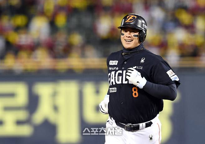 한화 노시환이 27일 서울 잠실구장에서 열린 2025 KBO리그 LG와 한국시리즈 2차전 1회초 1사 문현빈에 이어 LG 선발 임찬규를 상대로 백투백 홈런을 친 뒤 베이스를 돌며 기뻐하고 있다. 잠실 | 박진업 기자 upandup@sportsseoul.com