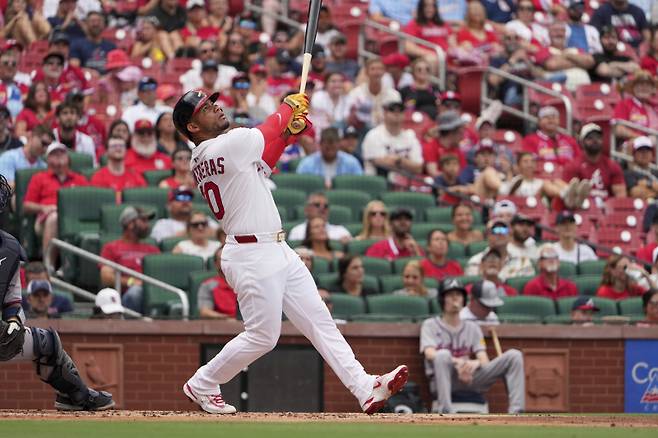 <yonhap photo-1071=""> St. Louis Cardinals' Willson Contreras fouls off a pitch during the first inning of a baseball game against the Atlanta Braves Sunday, July 13, 2025, in St. Louis. (AP Photo/Jeff Roberson)/2025-07-14 05:14:03/ <저작권자 ⓒ 1980~2025 ㈜연합뉴스. 무단 전재 재배포 금지, AI 학습 및 활용 금지></yonhap>