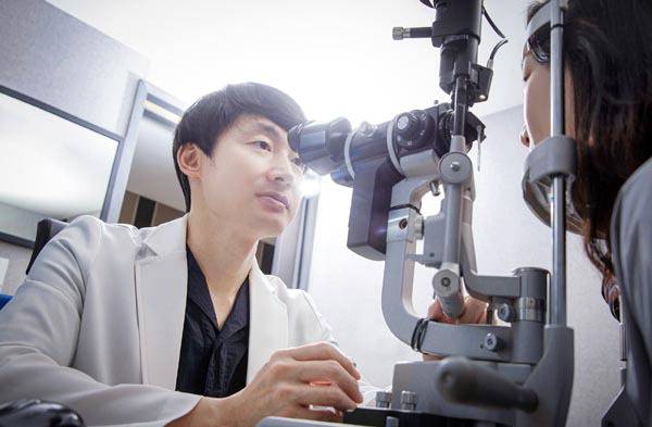 류규원 누네빛안과 원장이 환자를 진료하고 있다. 누네빛안과 제공