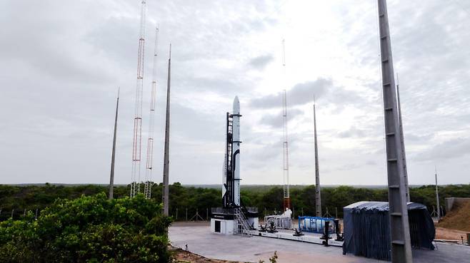 20일 브라질 알칸타라 우주센터에 기립해 있던 이노스페이스 '한빛-나노'. 이노스페이스 제공.