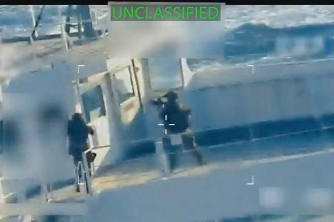 지난 10일(현지 시간) 팸 본디 미국 법무부 장관의 엑스(X) 계정에 게시된 영상 이미지에 미군이 베네수엘라 연안에서 아시아로 향하는 것으로 추정되는 유조선을 나포하는 모습이 담겨 있다. /베네수엘라AP=뉴시스