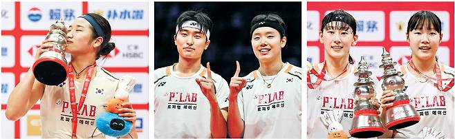 안세영(왼쪽 사진)이 21일 중국 항저우의 올림픽스포츠센터에서 열린 BWF 월드투어 파이널스 2025 여자단식 시상식에서 우승 트로피에 입을 맞추고 있다. 서승재(가운데 사진 오른쪽)와 김원호는 남자복식 정상에 오른 후 손가락으로 11승을 표현하고 있다. 이소희(오른쪽 사진 왼쪽)와 백하나가 여자복식 2연패 달성 후 환하게 웃고 있다. 신화 AFP 연합뉴스