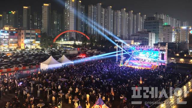 ▲20일 오후 전남 순천시 해룡면 신대지구에서 열린 주말의 광장 행사에 시민들이 운집해있다.2025.12.20.ⓒ순천시