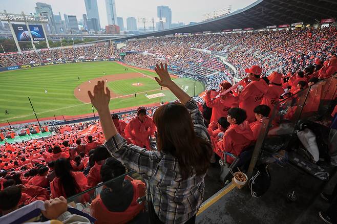 지난 10월26일 서울 잠실야구장에서 열린 2025 프로야구 KBO 한국시리즈 1차전에서 한화 이글스 팬들이 응원전을 펼치는 모습 ⓒ연합뉴스