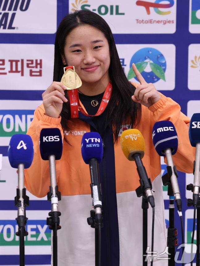 금메달을 보여주고 있는 안세영. /사진=뉴스1