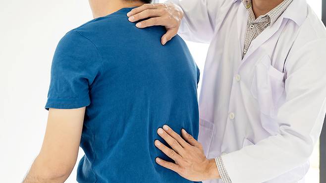 허리 통증은 원인·증상 특징에 따른 맞춤 치료가 중요|출처: 클립아트코리아
