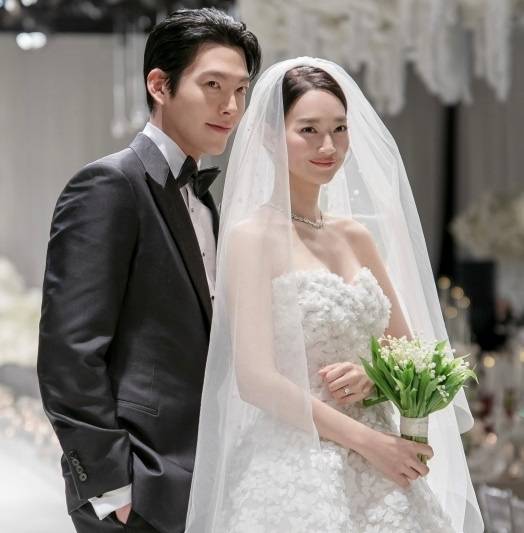 배우 김우빈-신민아 부부. 〈사진=에이엠엔터테인먼트〉