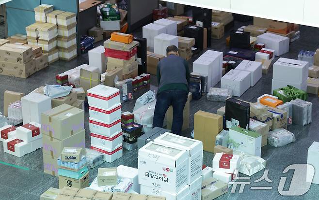 추석 연휴를 앞둔 서울 여의도 국회 의원회관에 추석 선물 택배 상자가 쌓여 있다. 2025.10.1/뉴스1 ⓒ News1 신웅수 기자