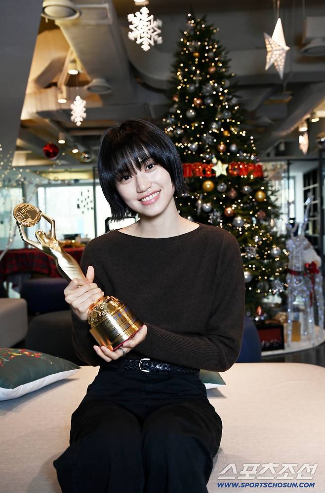 제46회 청룡영화상 신인여우상을 수상한 배우 김도연이 11일 진행된 스포츠조선과의 인터뷰에 앞서 포즈를 취하고 있다. 허상욱 기자wook@sportschosun.com/2025.12.11/