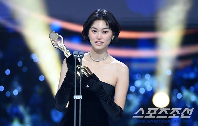 제46회 청룡영화상 시상식이 19일 여의도 KBS홀에서 열렸다. 신인여우상을 수상한 김도연이 수상 소감을 말하고 있다. 허상욱 기자 wook@sportschosun.com/2025.11.19/